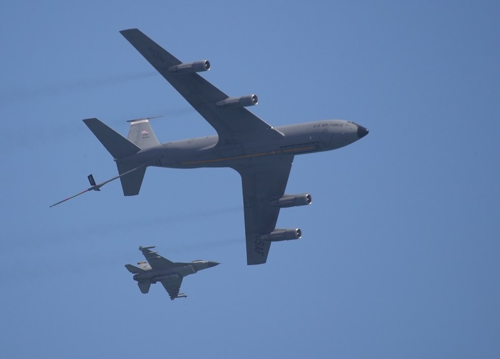 KC135 aerial refuelling tanker and F16 Fighting Falcon  (click here to open a new window with this photo in computer wallpaper format)