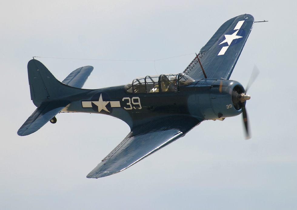 Douglas Dauntless naval dive bomber (click here to open a new window with this Dauntless photo in computer wallpaper format)