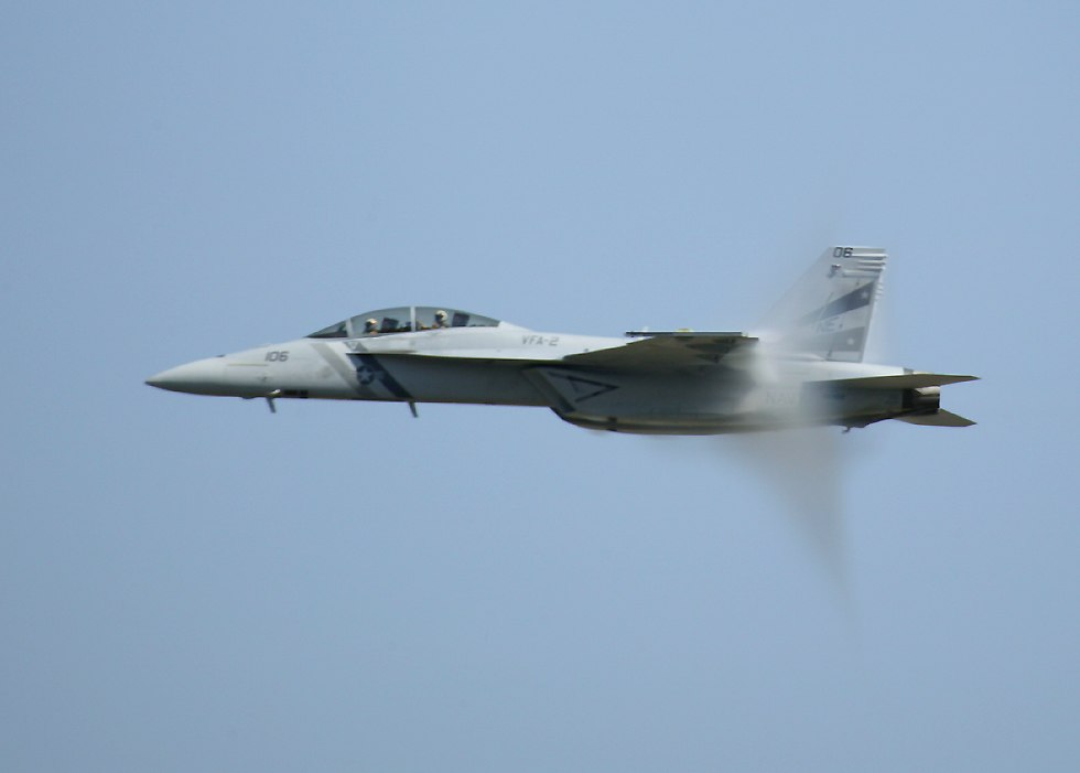 F18F Super Hornet photographed at 1/750th of a second and f6.7 using a Canon 1Ds digital camera and Canon 100-400mm image stabilized lens
