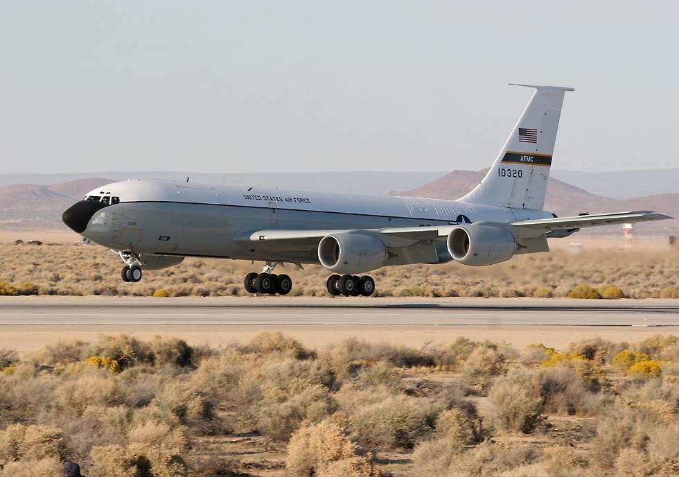 KC-135 Stratotanker landing