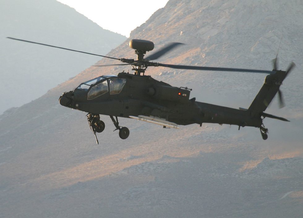 Apache attack helicopter  (click here to open a new window with this photo in computer wallpaper format)