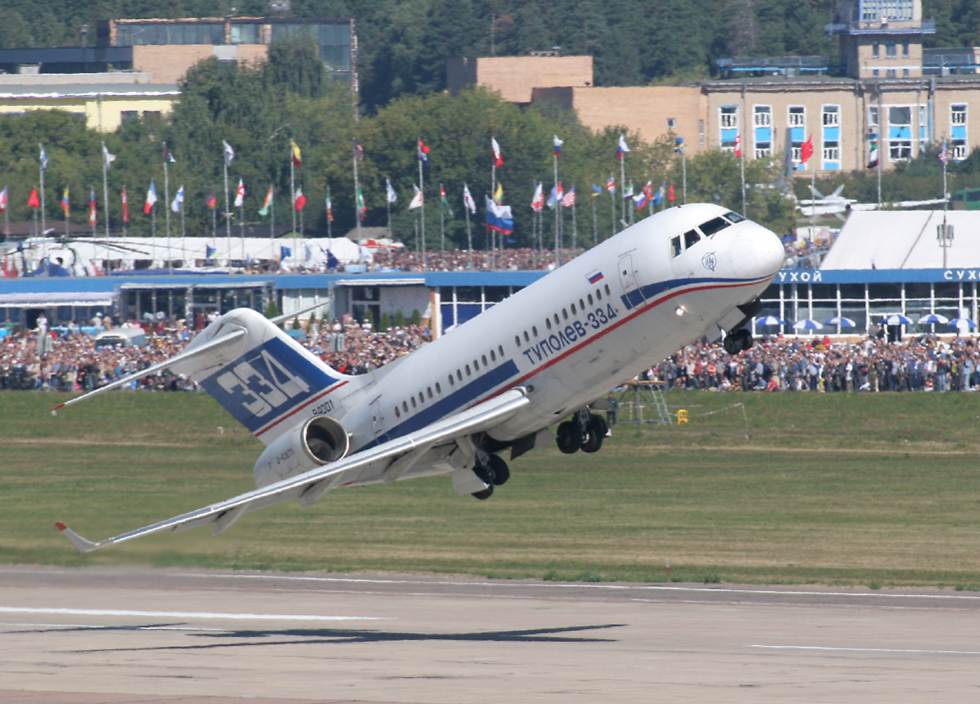 Tupolev 334 airliner taking off   (click here to open a new window with this photo in computer wallpaper format)