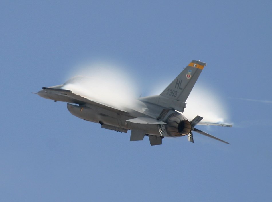 f 16 fighter falcon. F-16 Fighting Falcon pulling