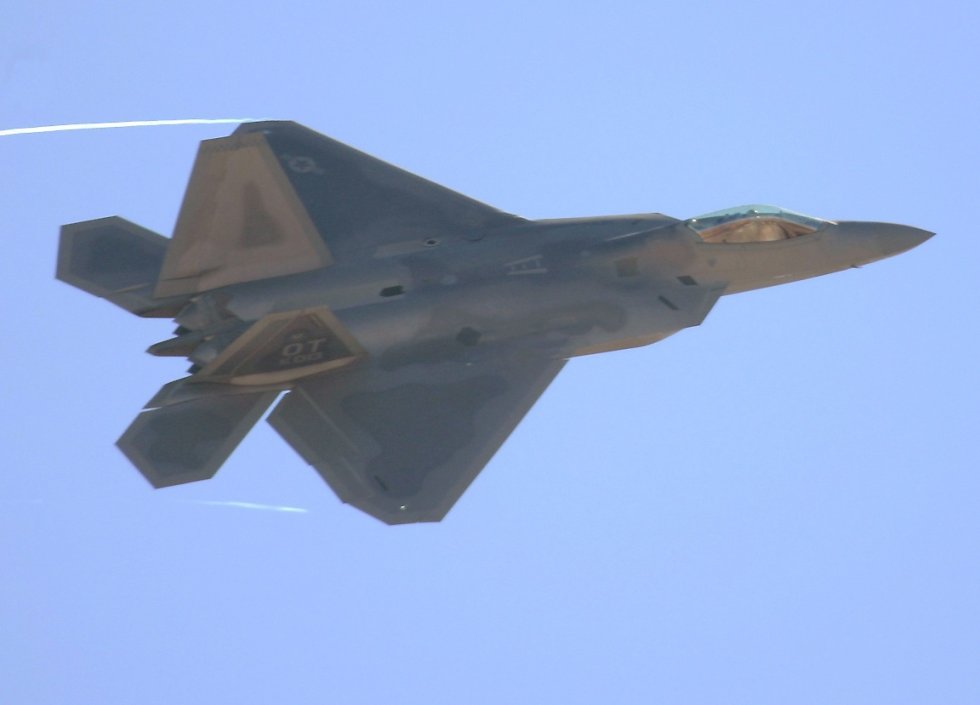 F-22 Raptor (click here to open a new window with this photo in computer wallpaper format)