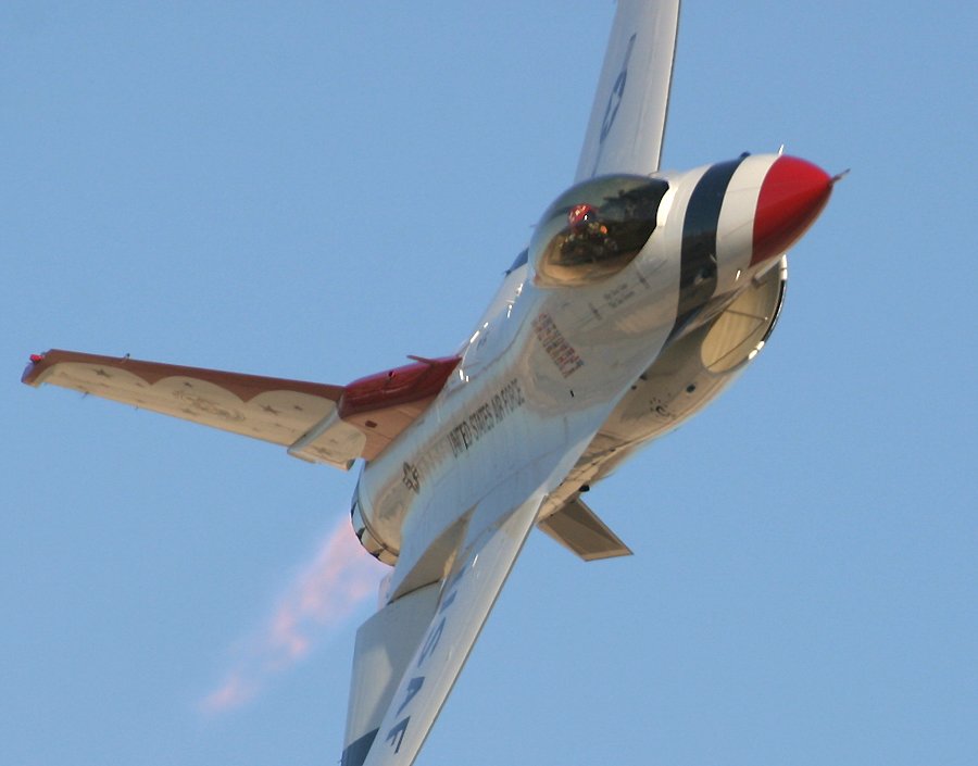 Thunderbirds F-16 'sneak pass'  (click here to open a new window with this photo in computer wallpaper format)