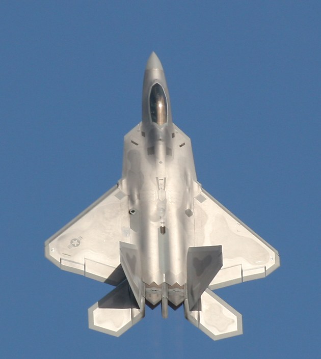 F-22 Raptor climbing vertically   (click here to open a new window with this photo in computer wallpaper format)