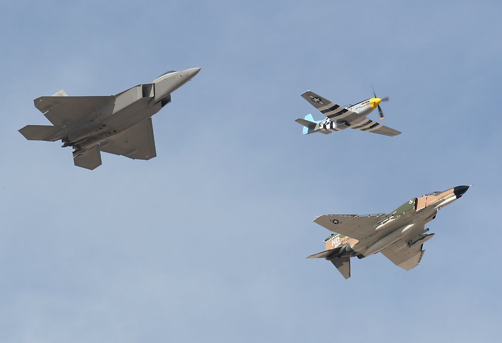 F-4 Phantom, F-22 Raptor e P-51 Mustang 'Vôo da herança "
