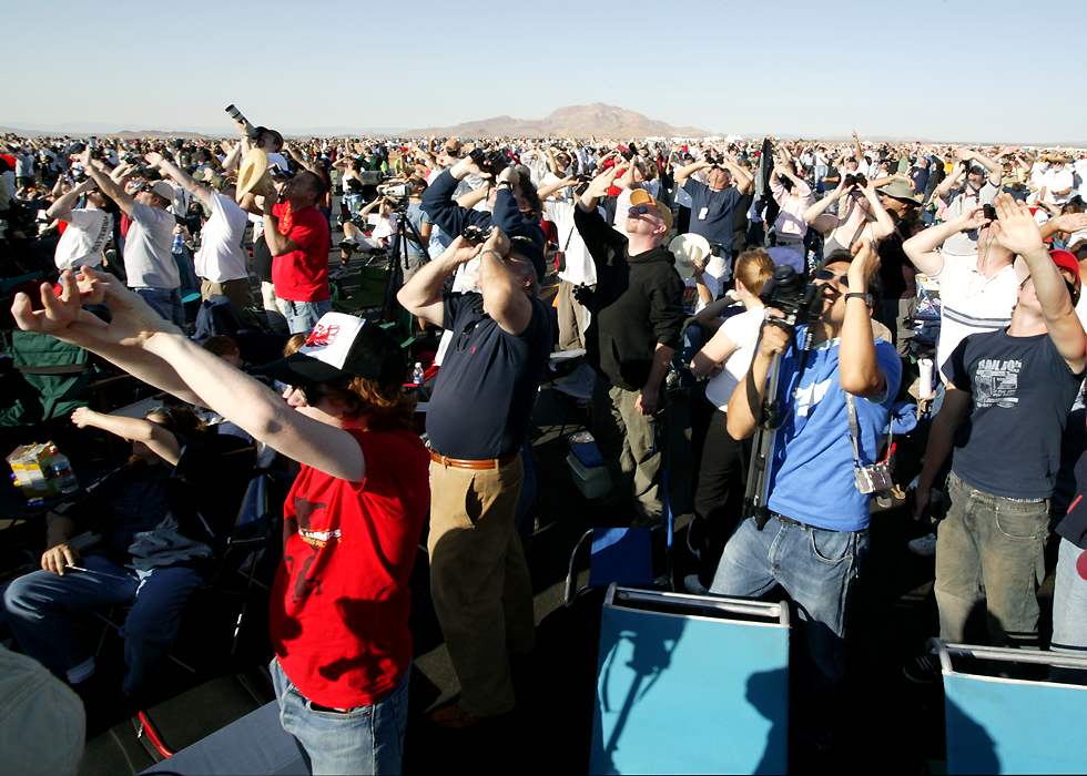 the crowd watching SpaceShipOne