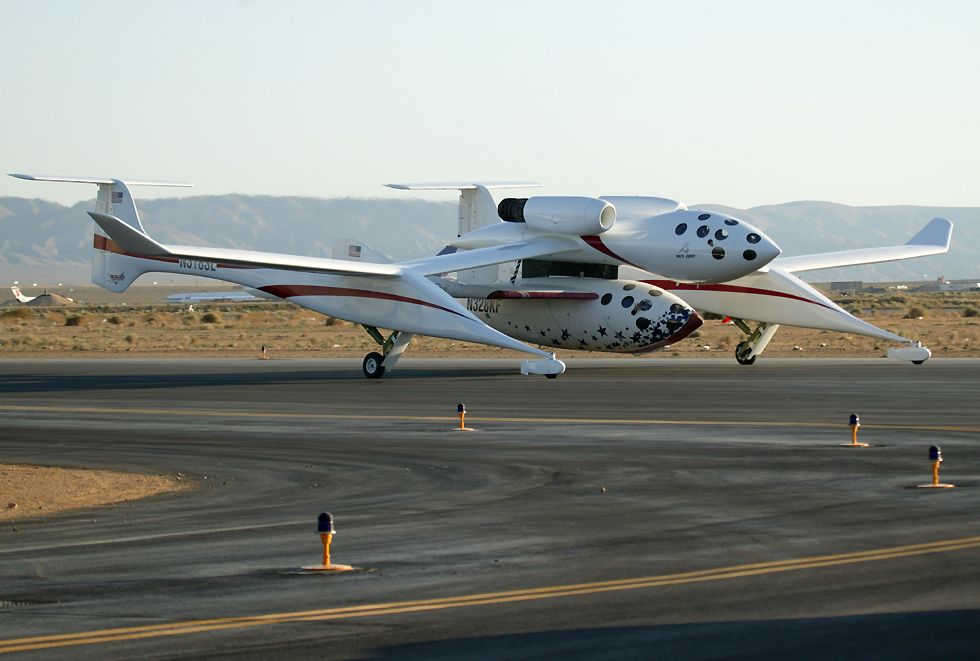 http://www.richard-seaman.com/Aircraft/AirShows/SpaceShipOne2004/WhiteKnightAndSpaceShipOne2oClock.jpg