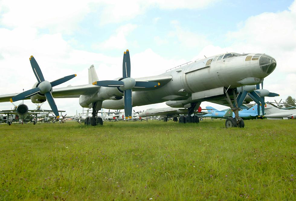 Tu-95 'Bear' bomber  (click here to open a new window with this photo in computer wallpaper format)