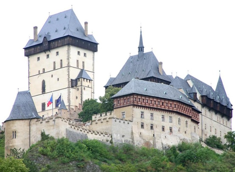 Karlstejn castle  (click here to open a new window with this photo in computer wallpaper format)