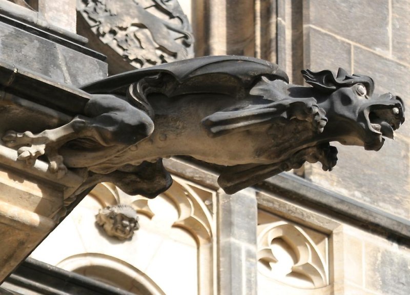 Prague castle gargoyle   (click here to open a new window with this photo in computer wallpaper format)