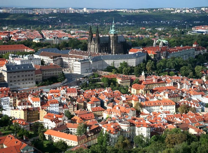 Prague castle   (click here to open a new window with this photo in computer wallpaper format)