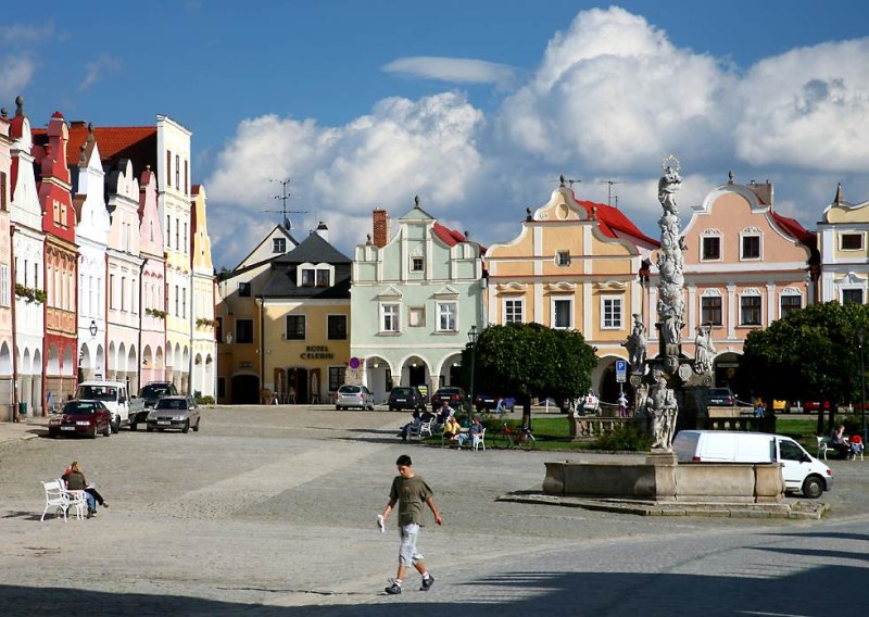 Telc main square   (click here to open a new window with this photo in computer wallpaper format)