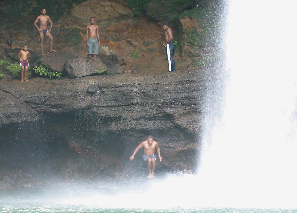 click here to open a new window with this photo in computer wallpaper format