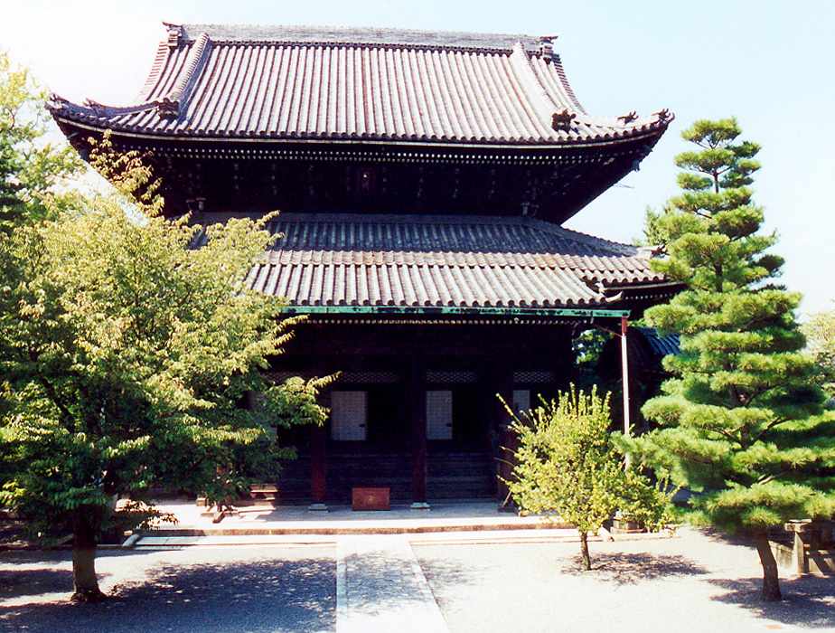 Chion-in auxiliary building with sitting Buddha statue