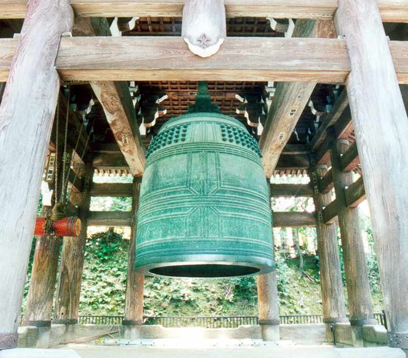 closeup image of Chion-in temple bell