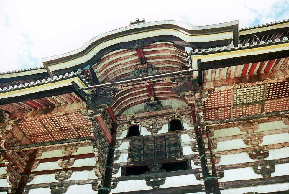 looking up at the roof at the front of the Hall of the Great Buddha