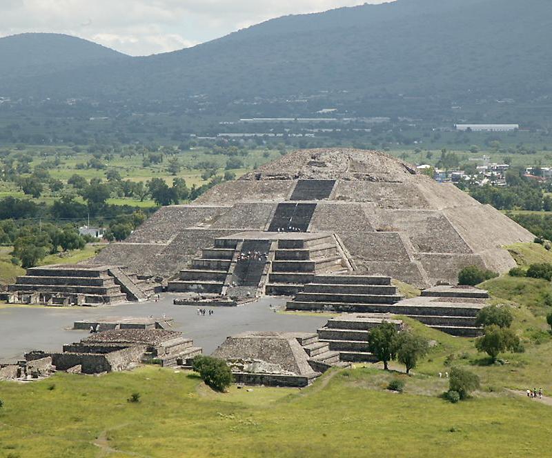 http://www.richard-seaman.com/Travel/Mexico/Teotihuacan/PyramidOfTheMoonFromPyramidOfTheSun.jpg