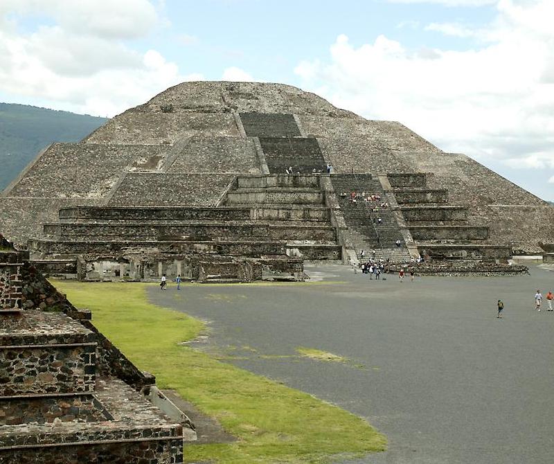 pyramids in mexico. pyramid of the moon (click