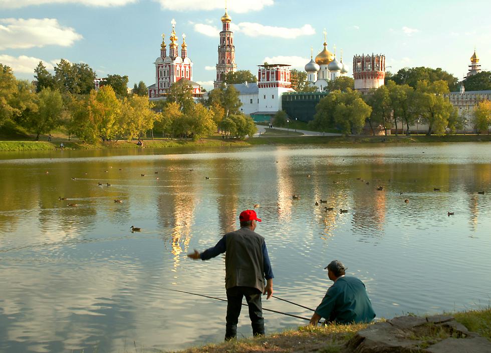 Novodevichy convent and lake   (click here to open a new window with this photo in computer wallpaper format)