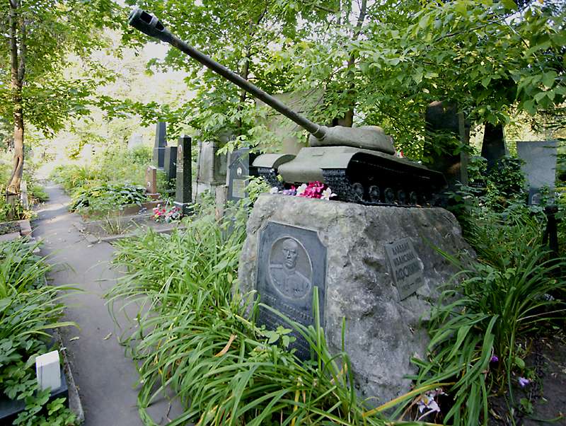 tank tombstone in Novodevichy cemetery  (click here to open a new window with this photo in computer wallpaper format)