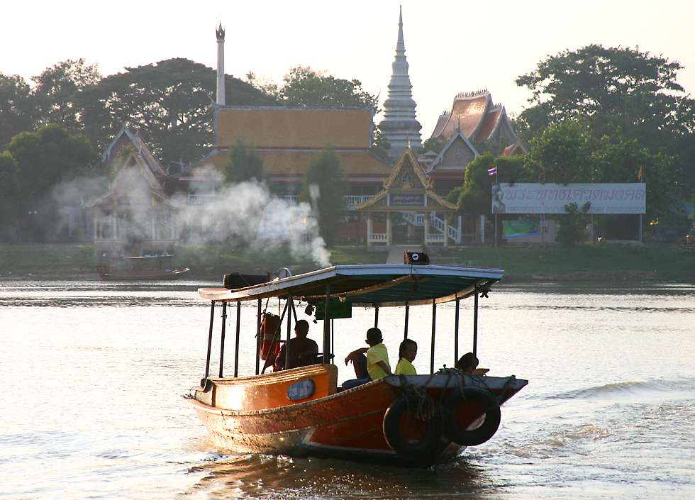 click here to open a new window with this photo in computer wallpaper format