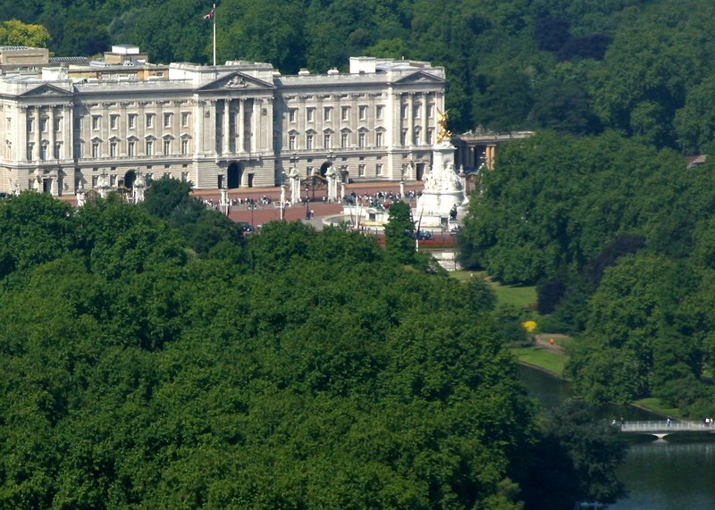 Buckingham Palace   (click here to open a new window with this photo in computer wallpaper format)