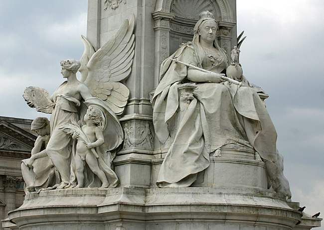 statue of Queen Victoria in front of Buckingham Palace