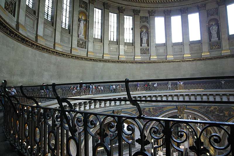 The Whispering Gallery in St Paul's cathedral   (click here to open a new window with this photo in computer wallpaper format)