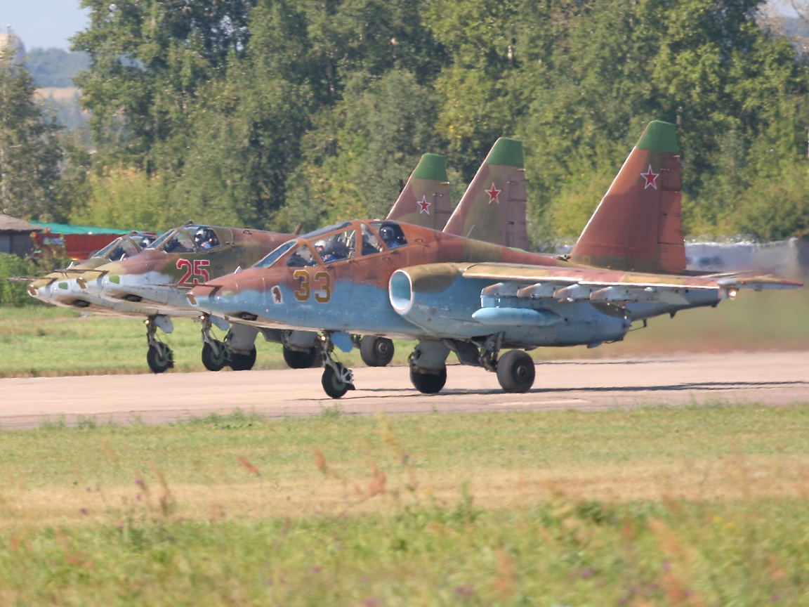 http://www.richard-seaman.com/Wallpaper/Aircraft/Attack/Su25sTakingOff.jpg