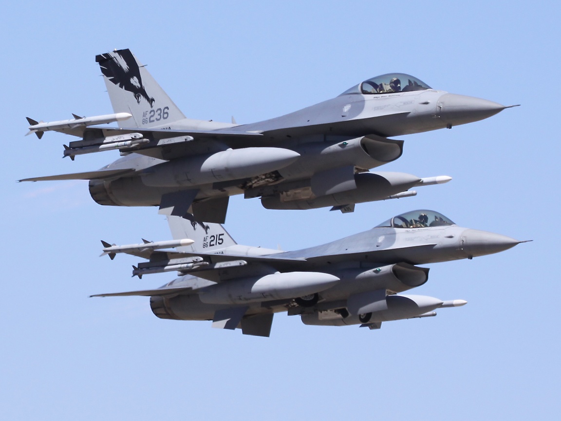 F-16 Fighting Falcons 