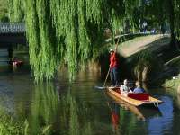 punting on the Avon River photographed in February of 2003 using a Canon D60 digital camera and Canon 28-105mm lense set to 28mm