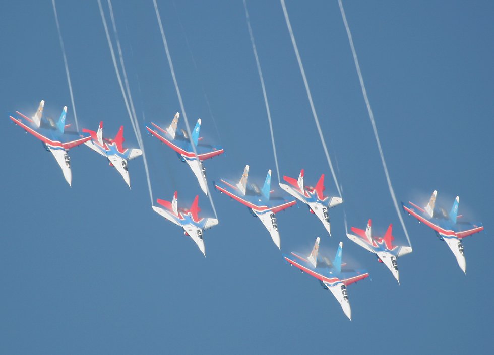 Russian Air Force 'Swifts' and 'Russian Knights' jet display teams   (click here to open a new window with this photo in computer wallpaper format)