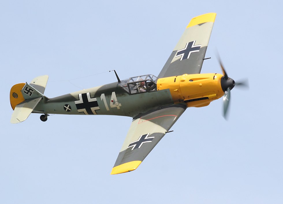 https://www.richard-seaman.com/Aircraft/AirShows/YankeeAirMuseum2005/Highlights/Bf109e2oClock.jpg