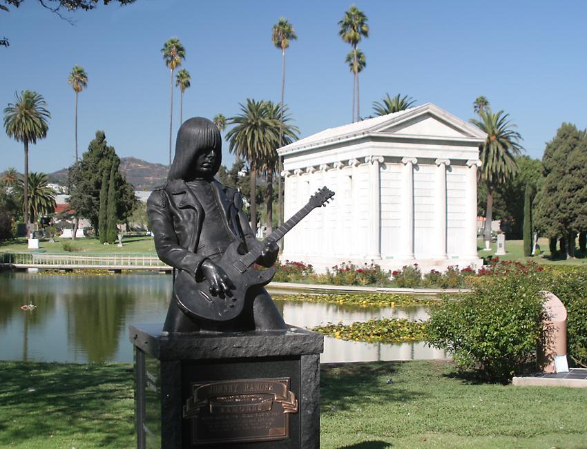 click here to open a new window with this photo in computer wallpaper format